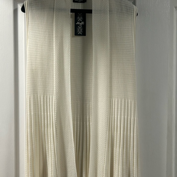 Elegant Cream Cardigan - Picture 2 of 5